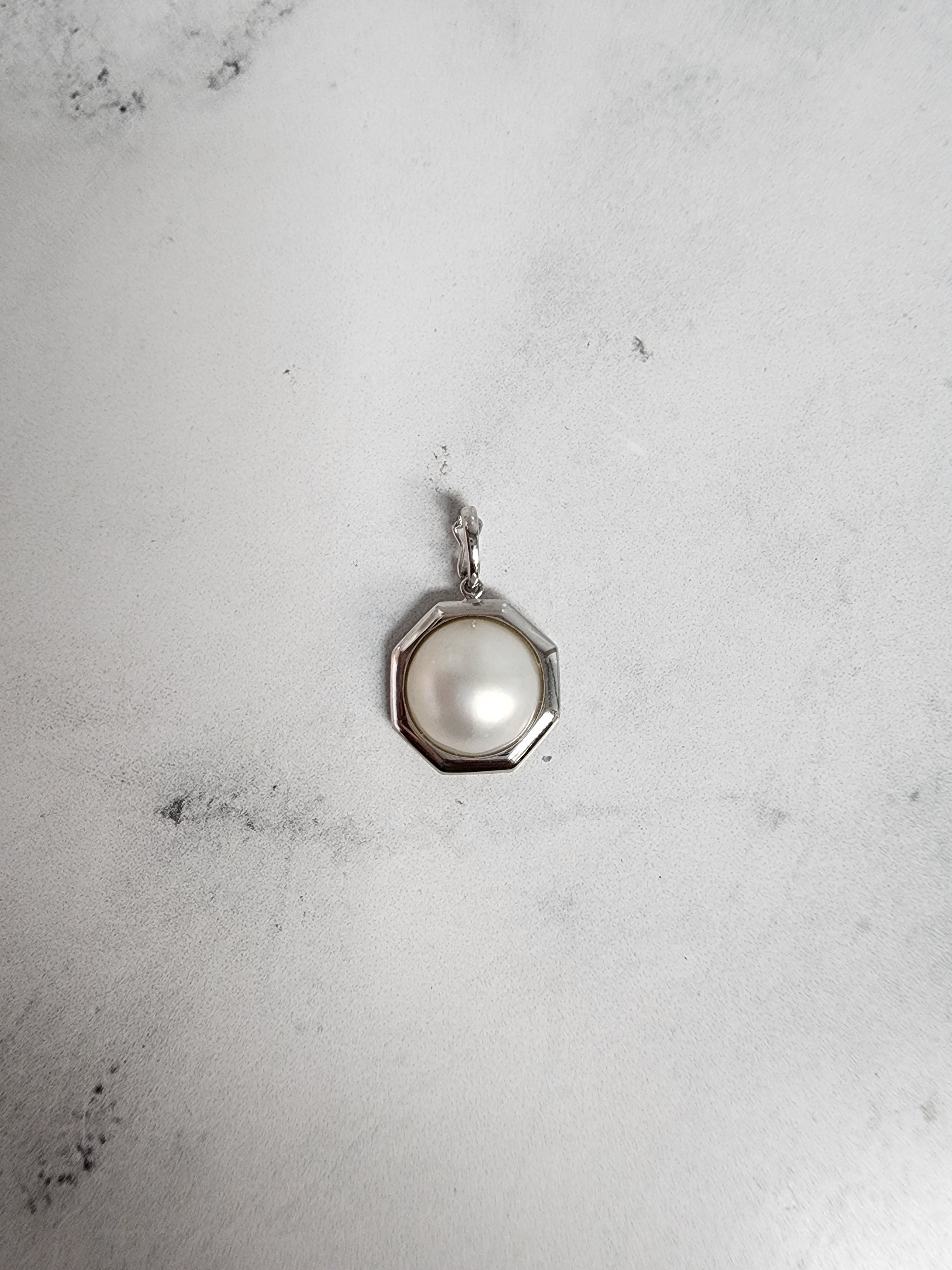13MM - 14MM Mabe Pearl Pendant with Polished Bezel 18k White Gold