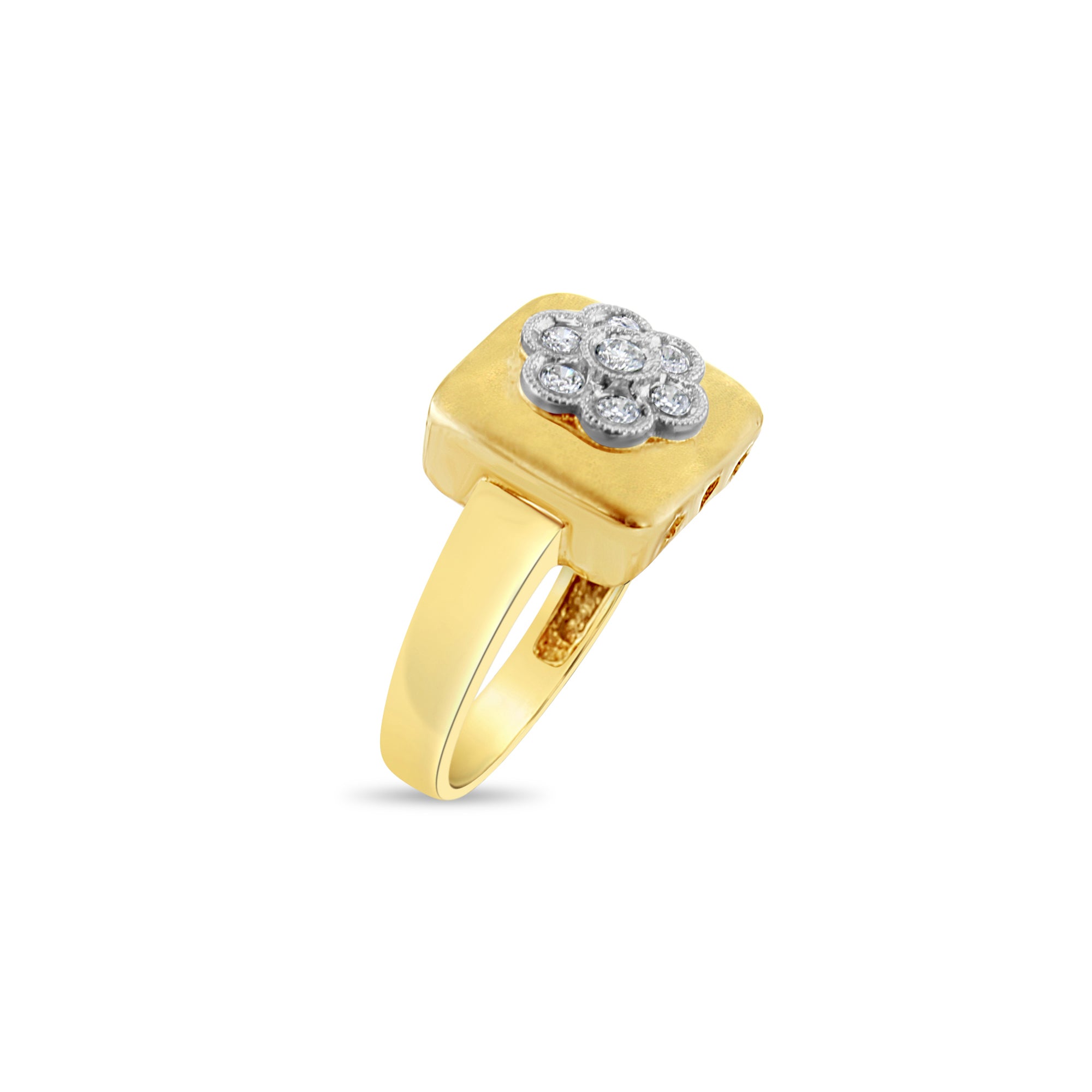 Anillo de oro amarillo de 14 k con acabado satinado cepillado y forma de flor de diamante