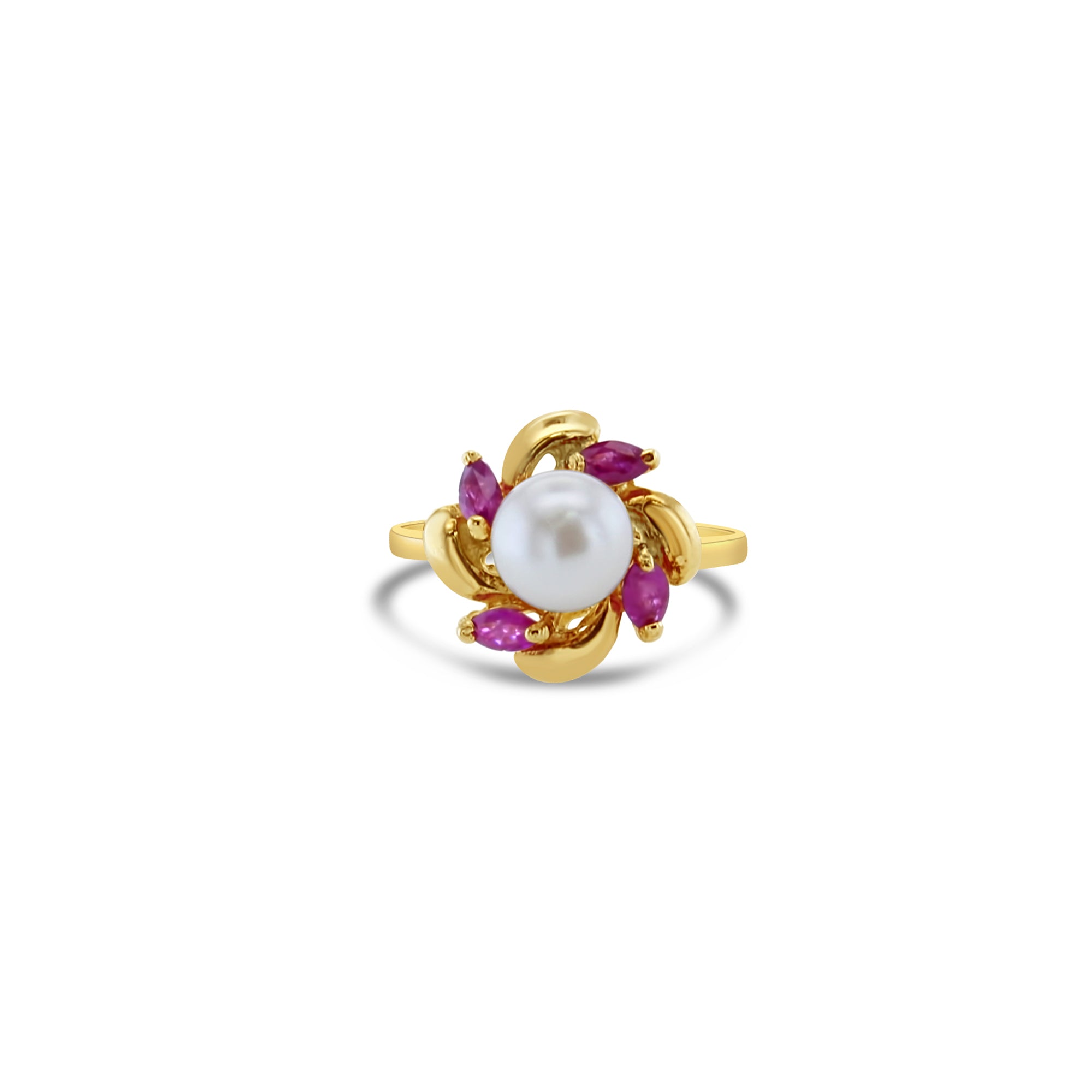 Anillo con centro de perla y detalle de rubí marquesa en oro amarillo de 14 k