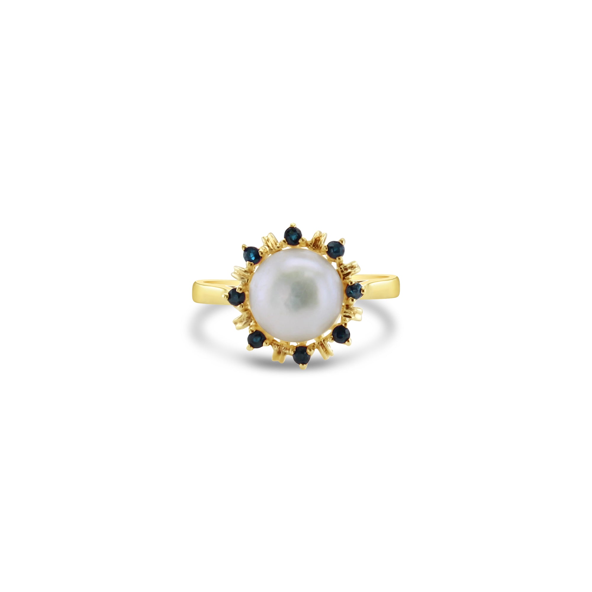 Anillo de perla de 8 mm con halo de zafiro en oro amarillo de 14 k