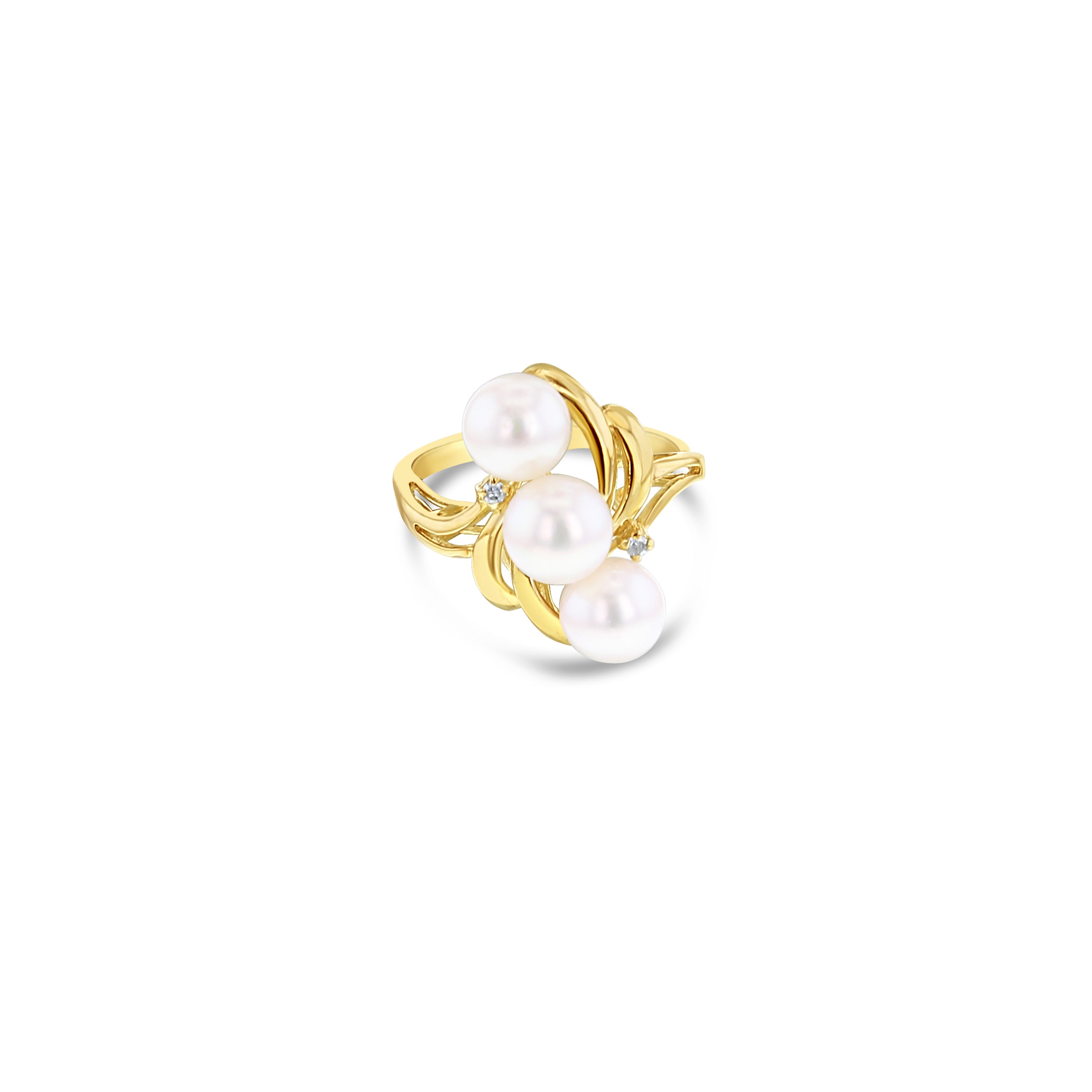 Anillo de oro amarillo de 14 k con tres perlas en racimo diagonal y detalles de diamantes