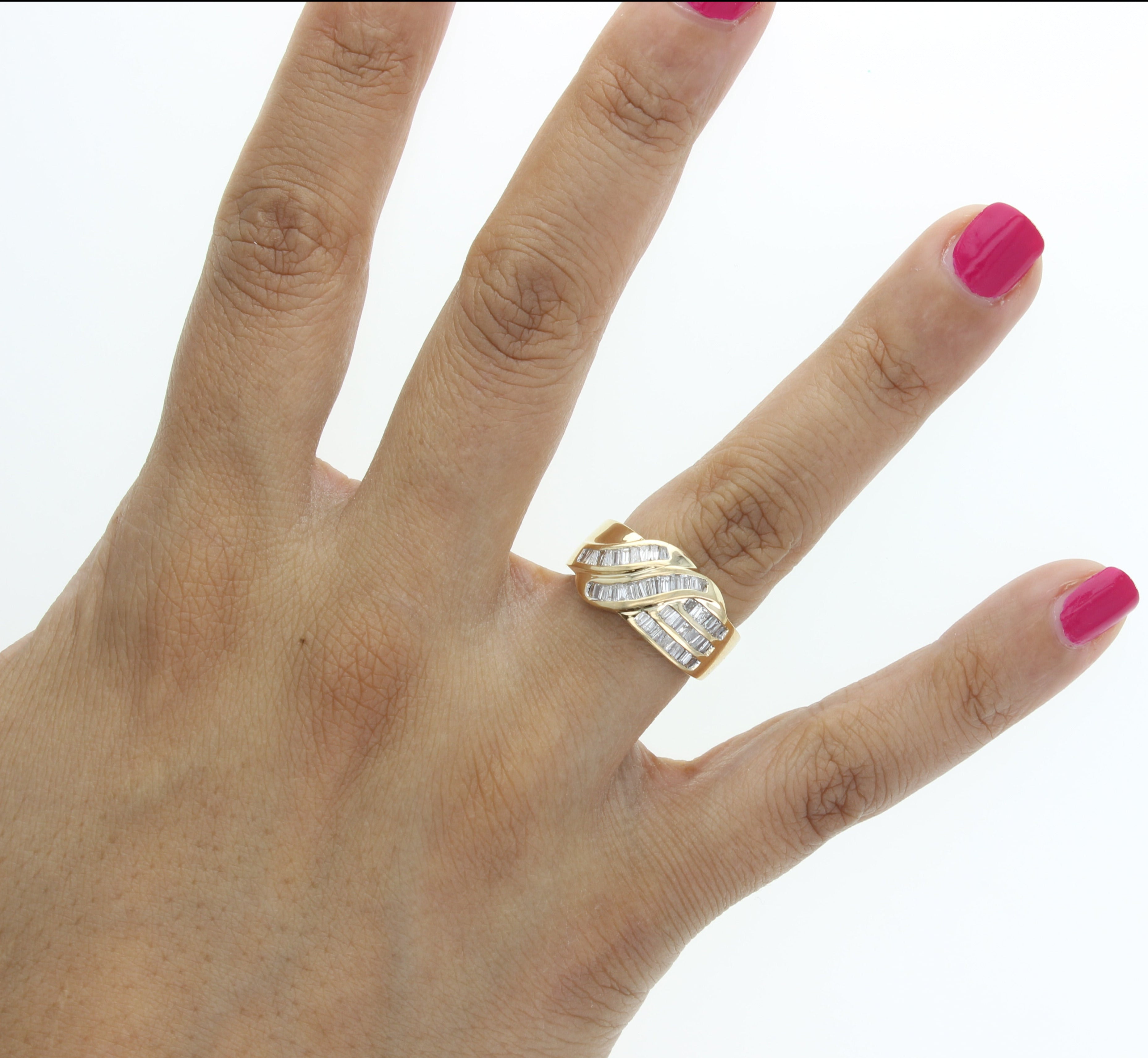 Anillo de cinta con diamantes de un quilate y talla baguette