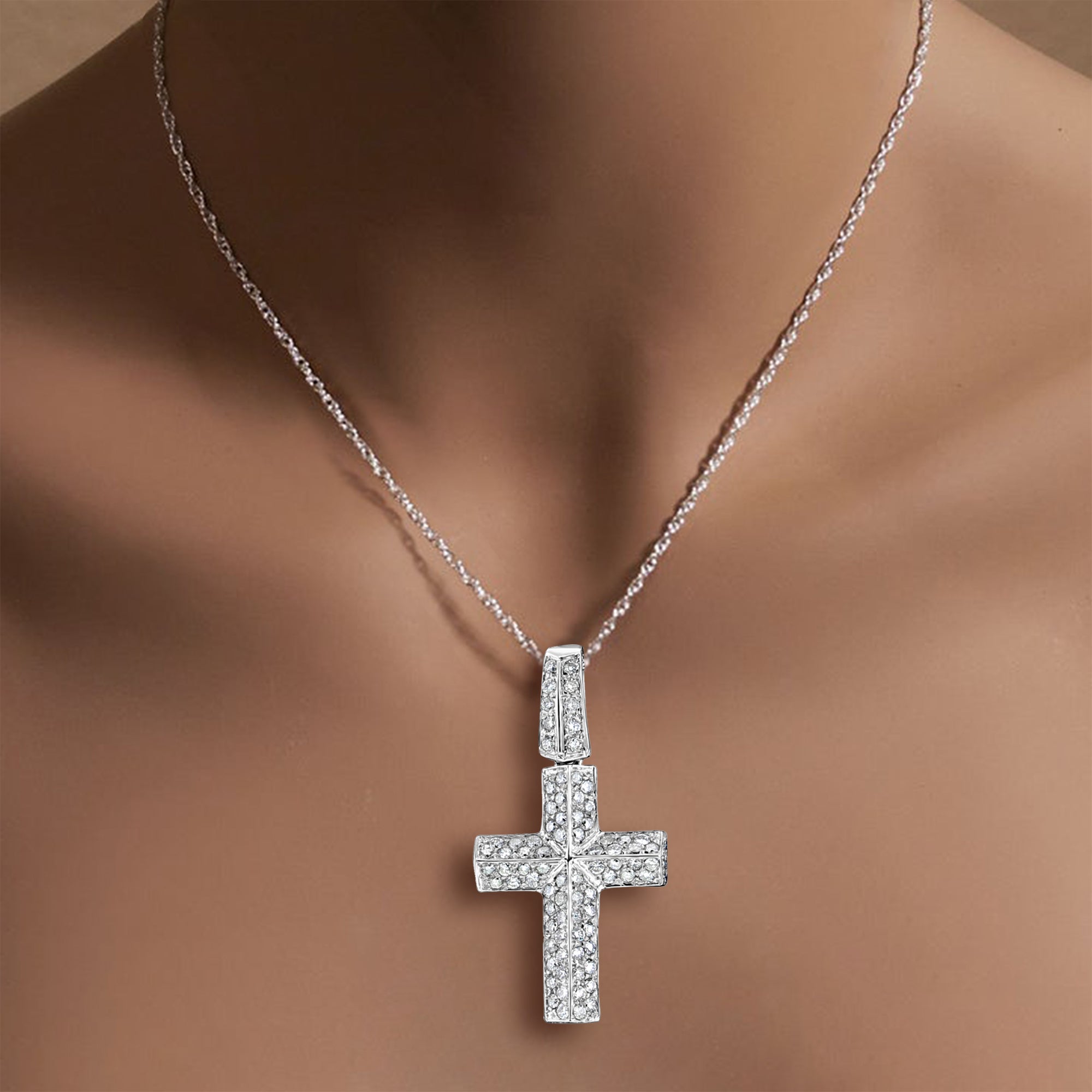 Pendentif croix en diamant 1,50 ct en or blanc 14 carats