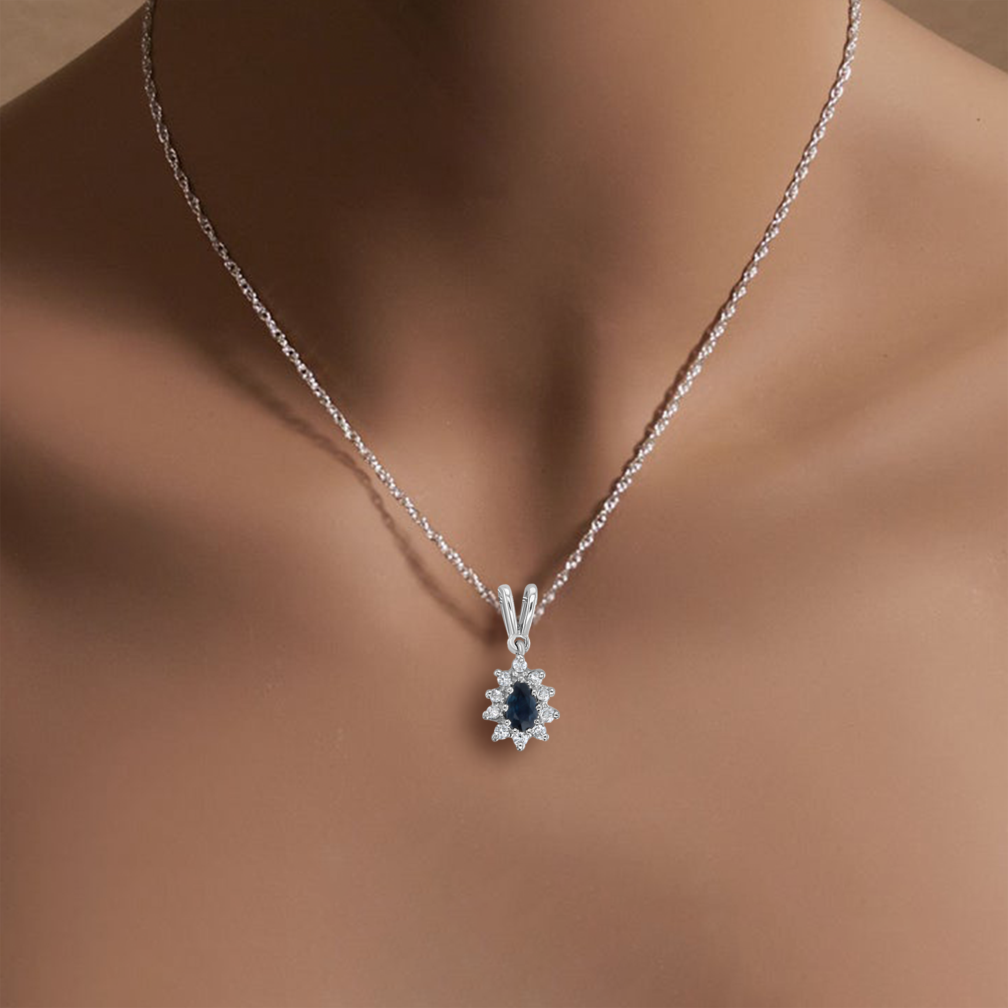 Collier délicat en forme de poire avec saphir et halo de diamants en or blanc 14 carats