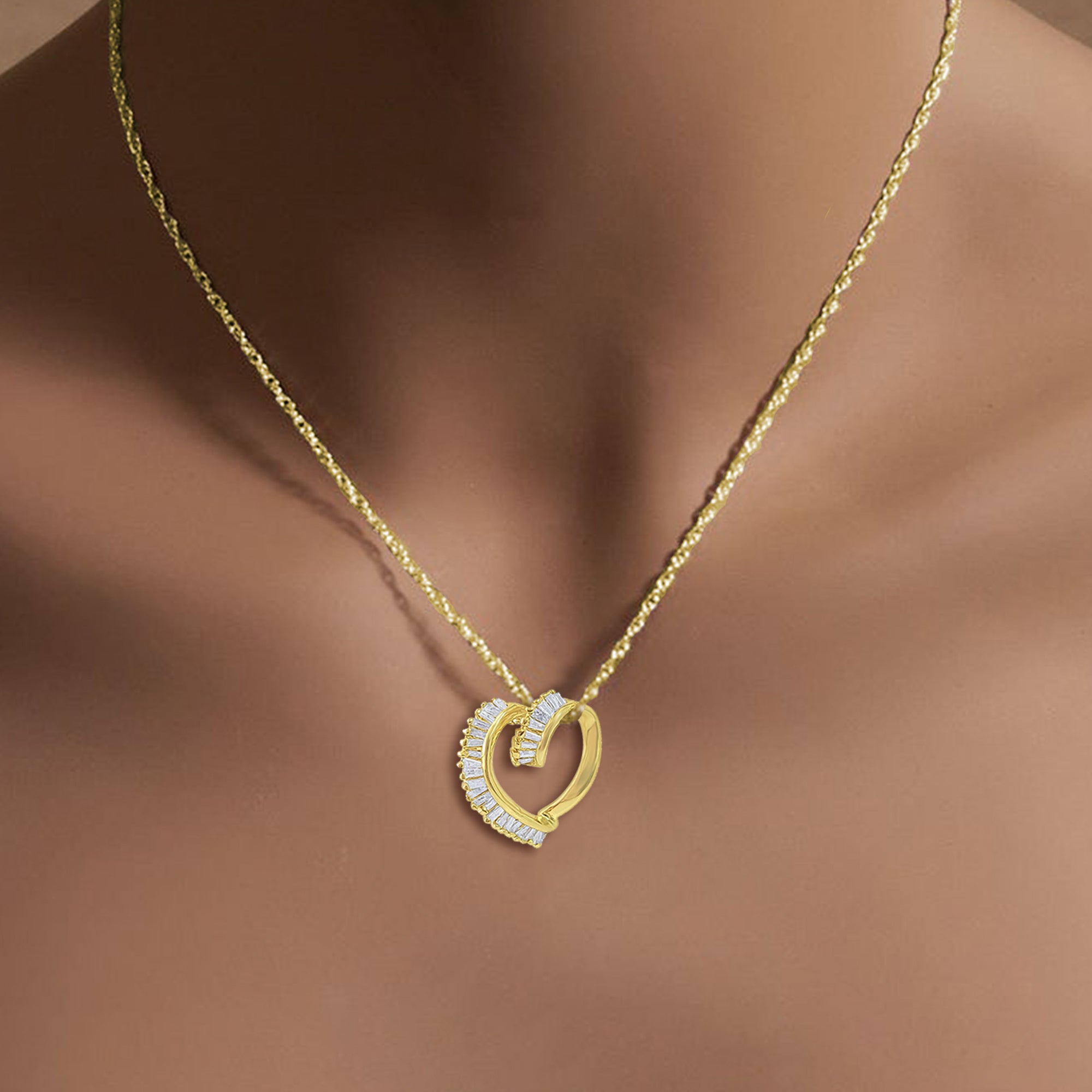 Collar con diamantes flotantes en forma de corazón y talla baguette en oro amarillo de 14 k