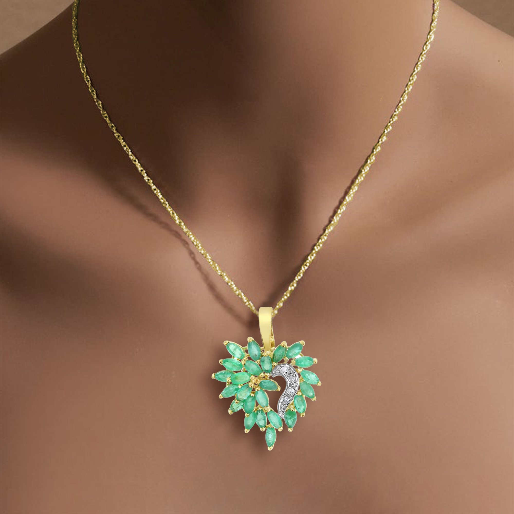 Collier Marquise avec grappe d'émeraude en or jaune 14 carats