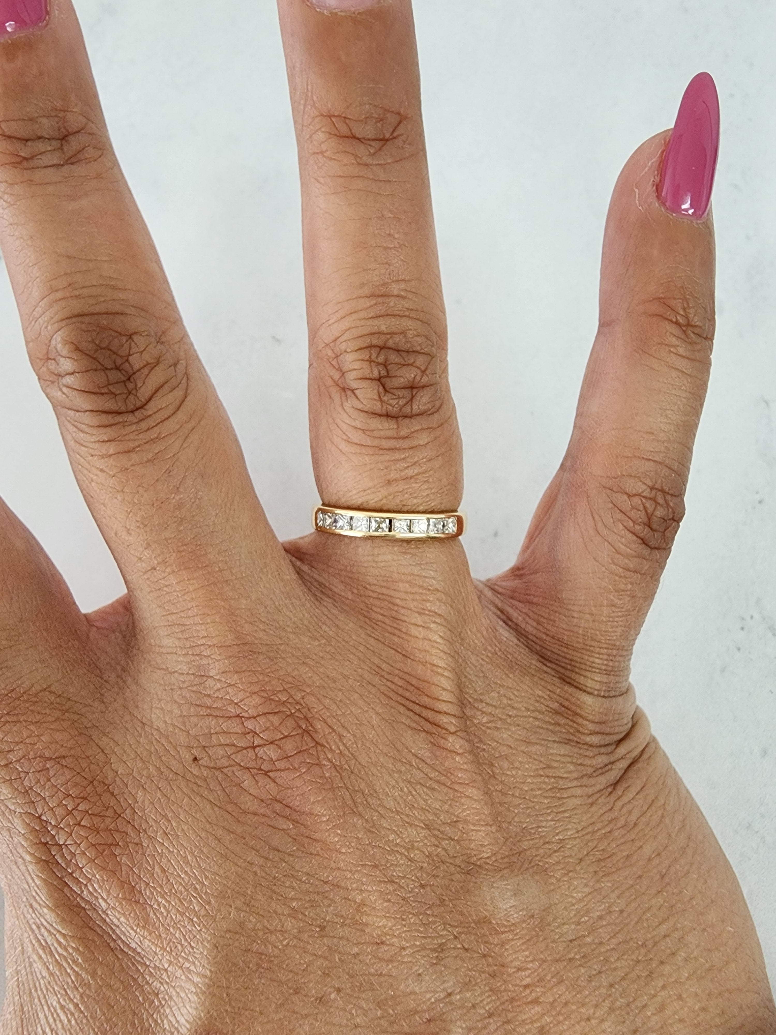 Alianza de boda con diamantes de talla princesa de 3 mm en oro amarillo de 14 k