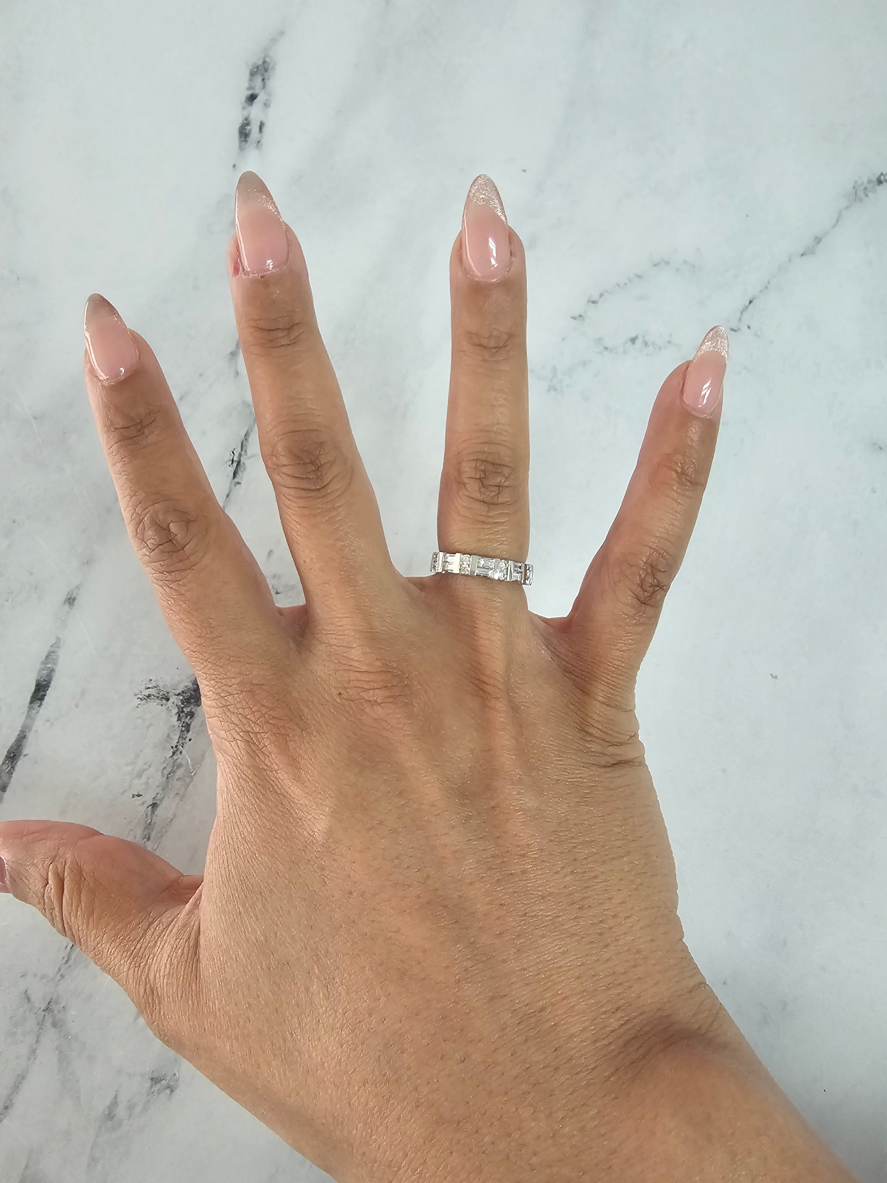 Alianza de bodas con diamantes de talla baguette en oro blanco de 14 k