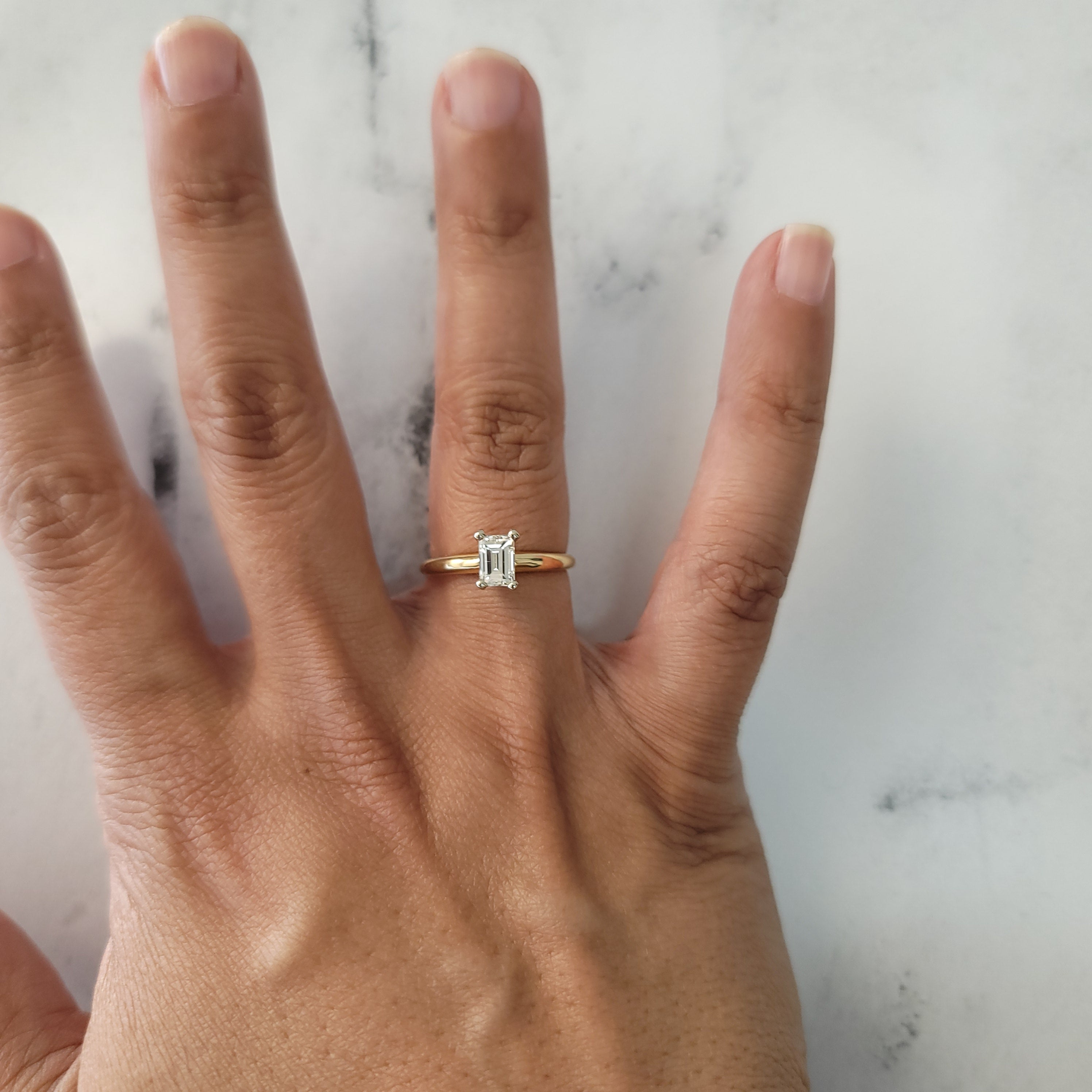 Bague de fiançailles avec solitaire en diamant taille émeraude