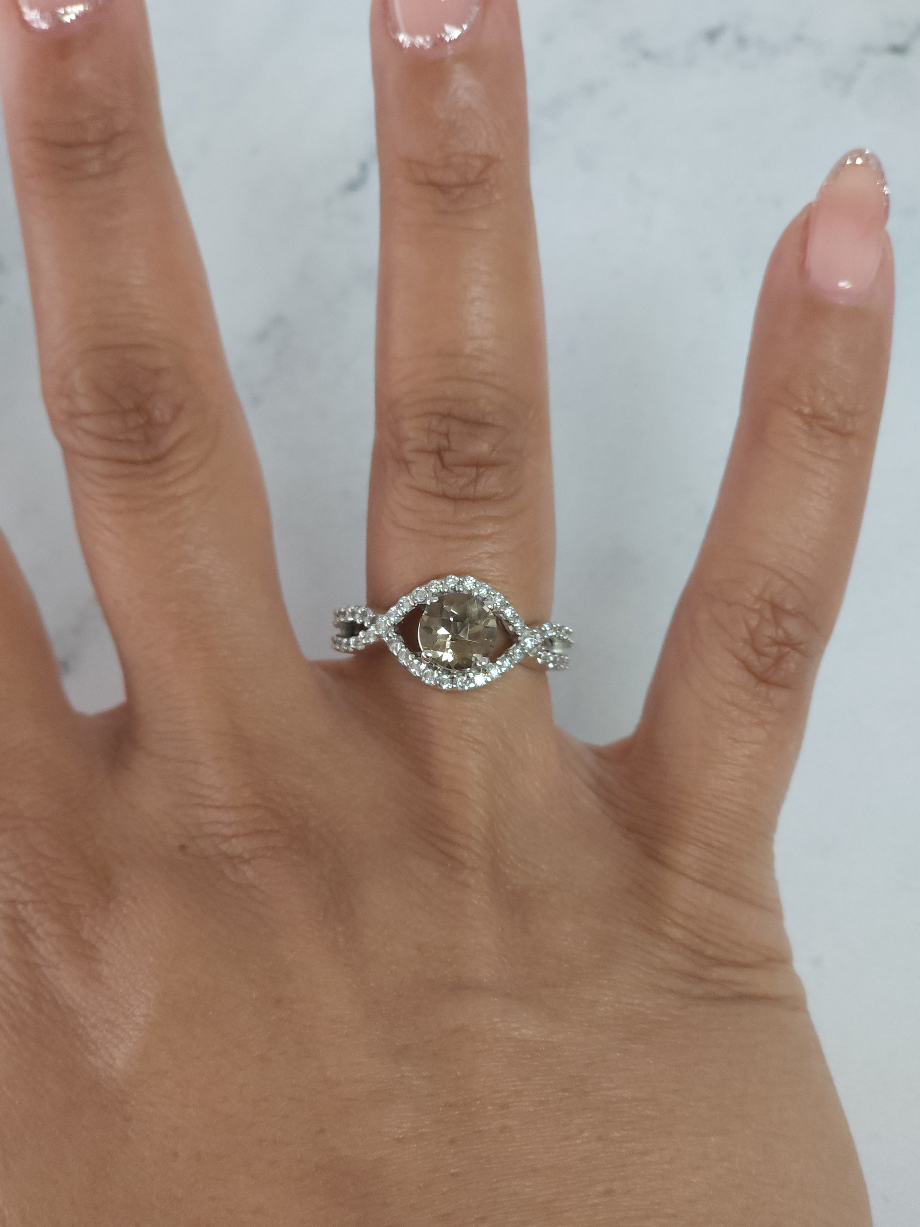 Anillo de compromiso con diamantes de cuarzo ahumado de 2,05 ct en oro blanco de 14 k