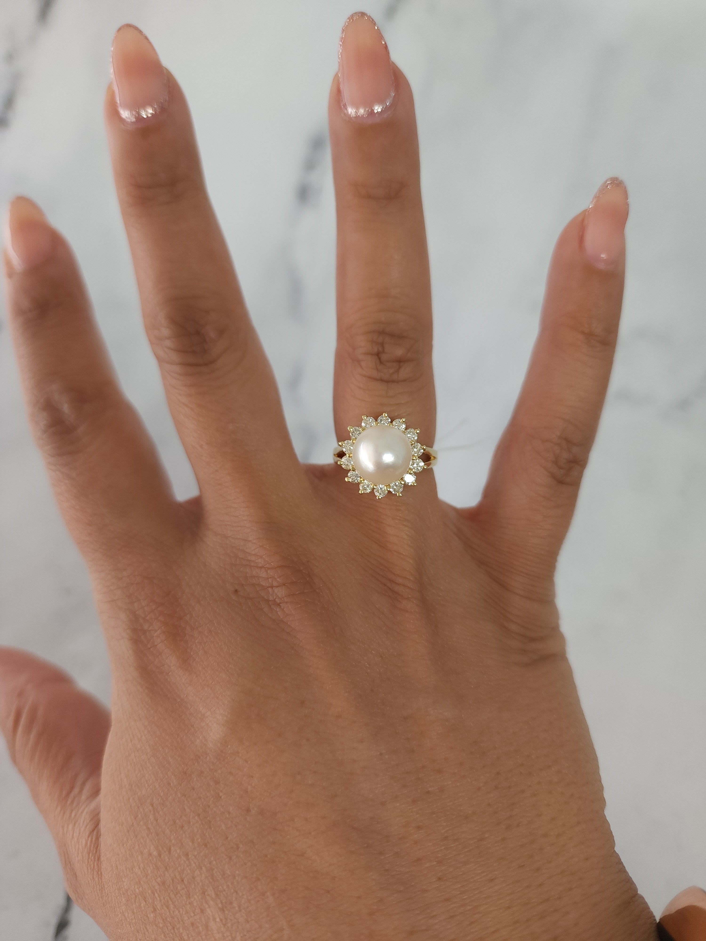 Anillo de diamantes con perla de agua dulce de 0,50 ct en oro amarillo de 14 quilates