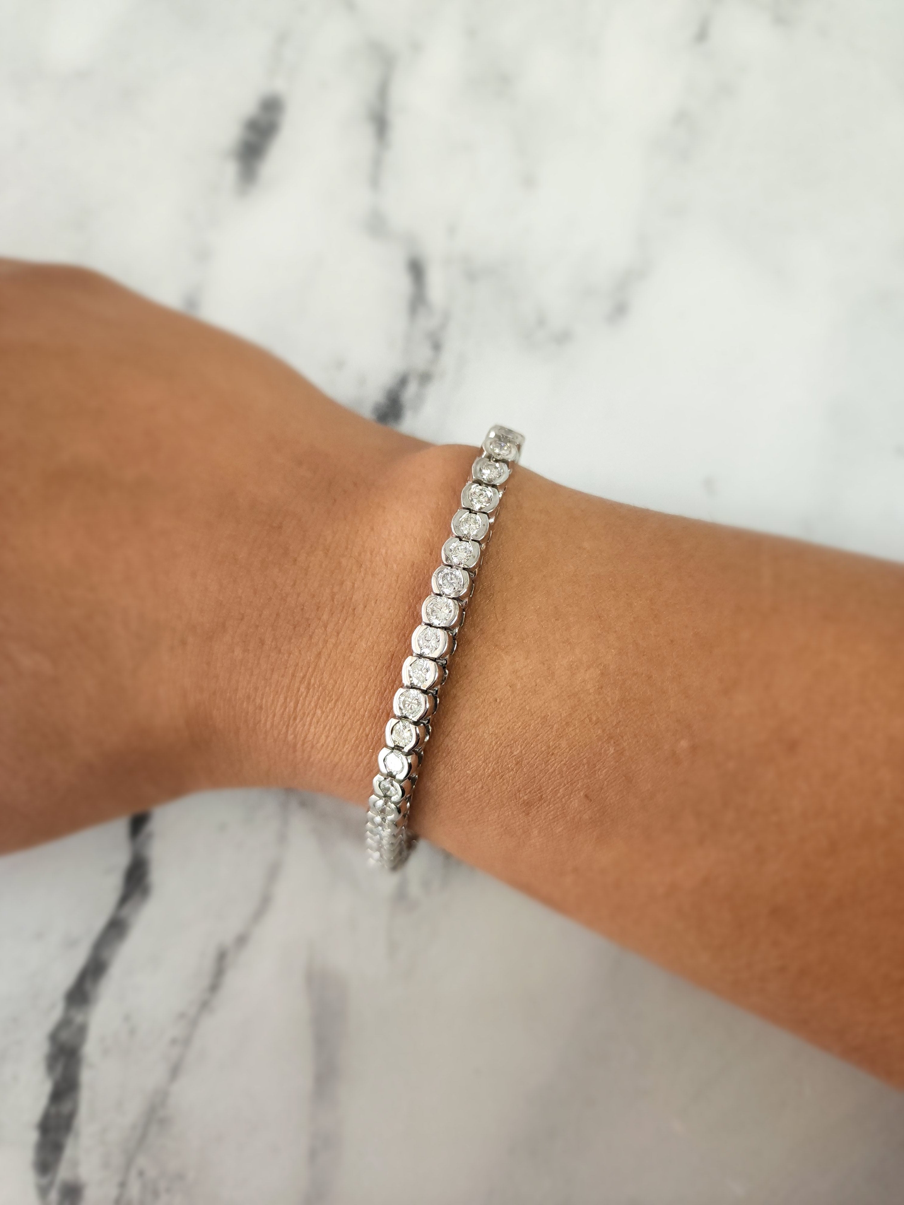 Pulsera de tenis con diamantes en bisel de 6 quilates