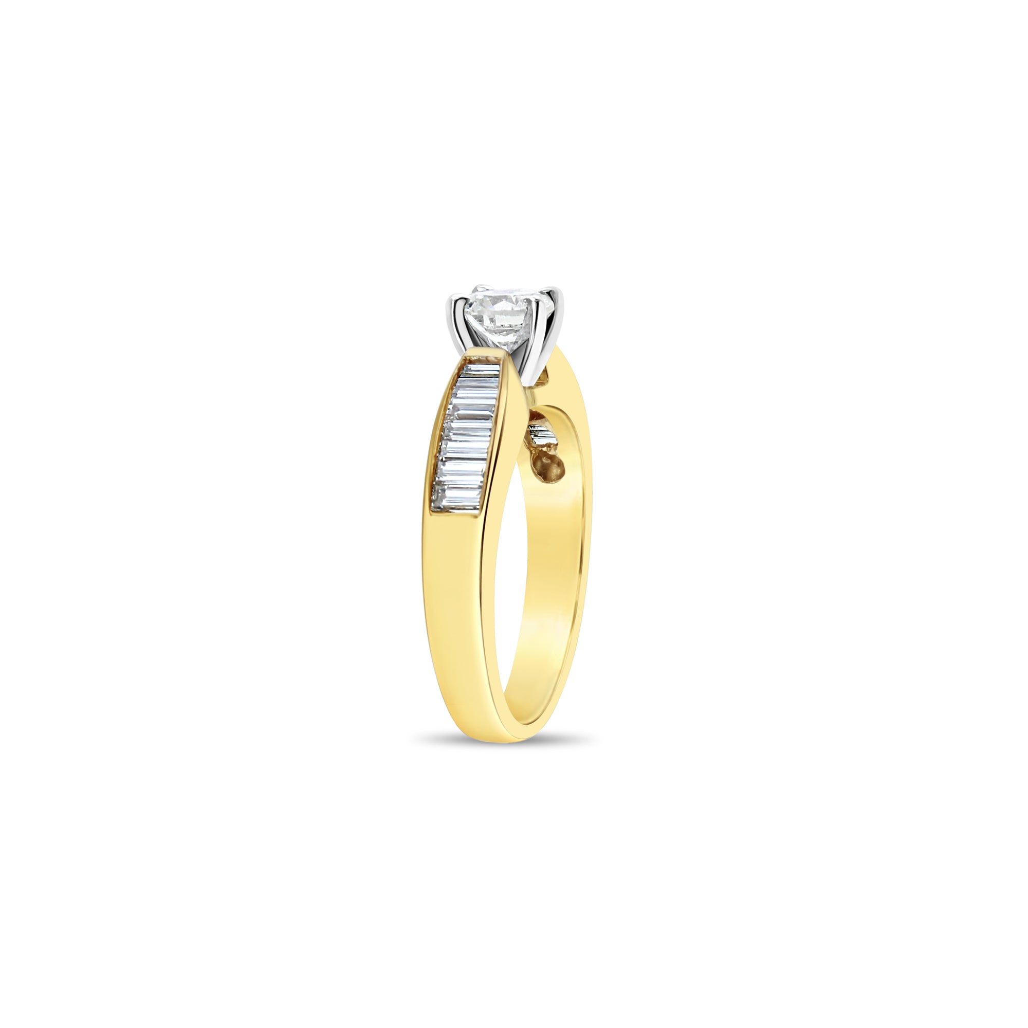 Bague de fiançailles avec solitaire d'un carat et diamants accentués en baguette