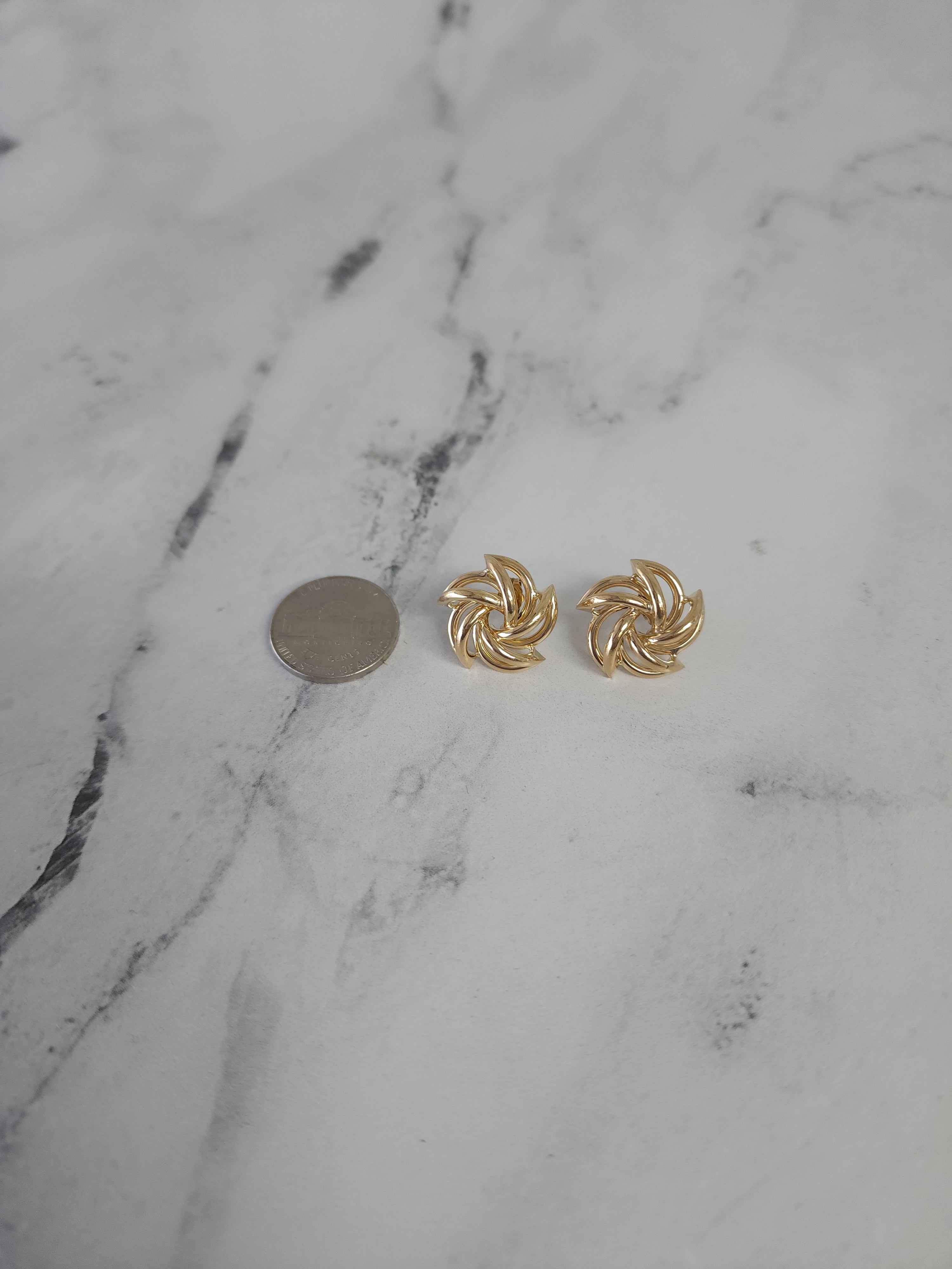 Pendientes de oro macizo con espiral torcida en oro amarillo de 14 k