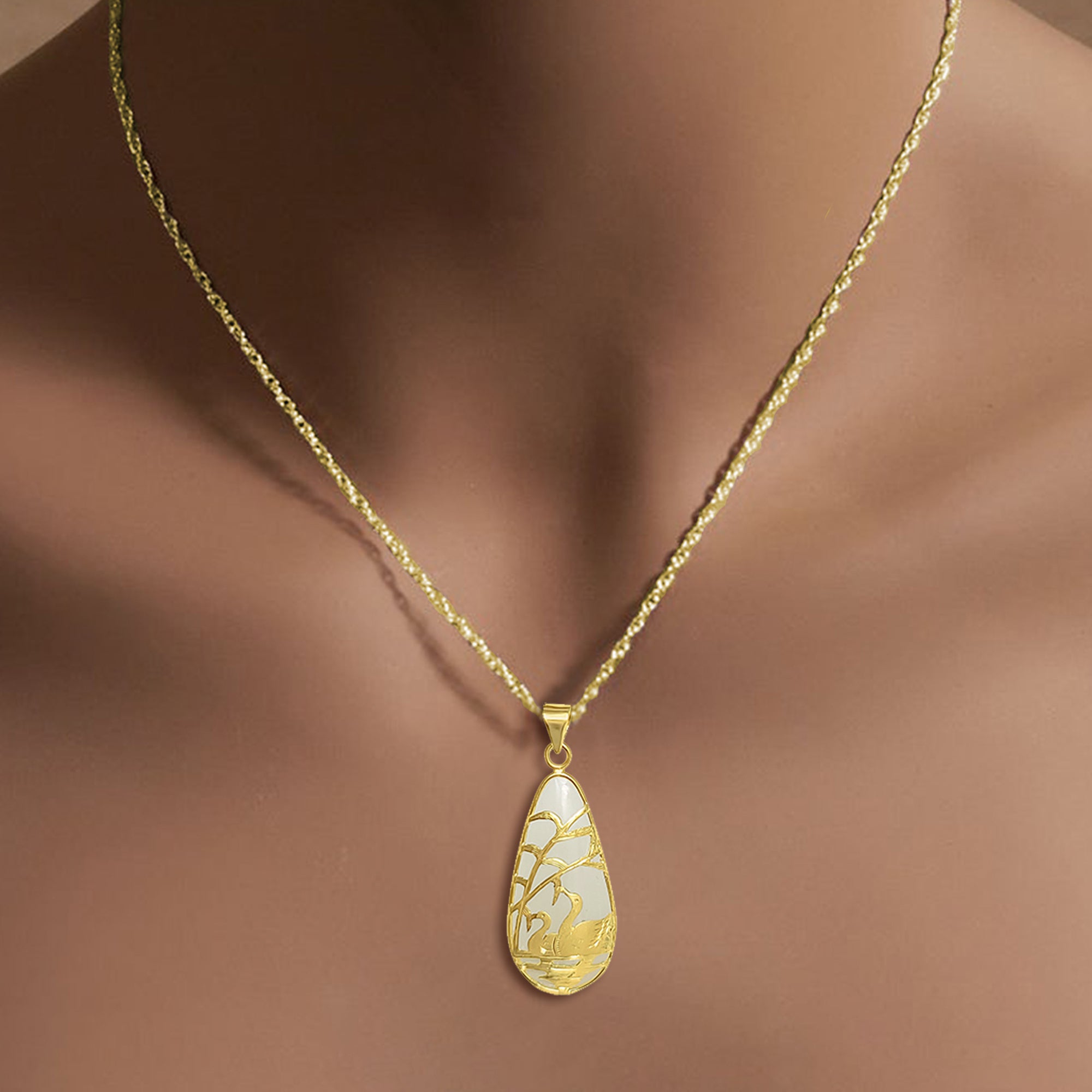 Jadéite verte naturelle avec motif de cygne doré en or jaune 14 carats