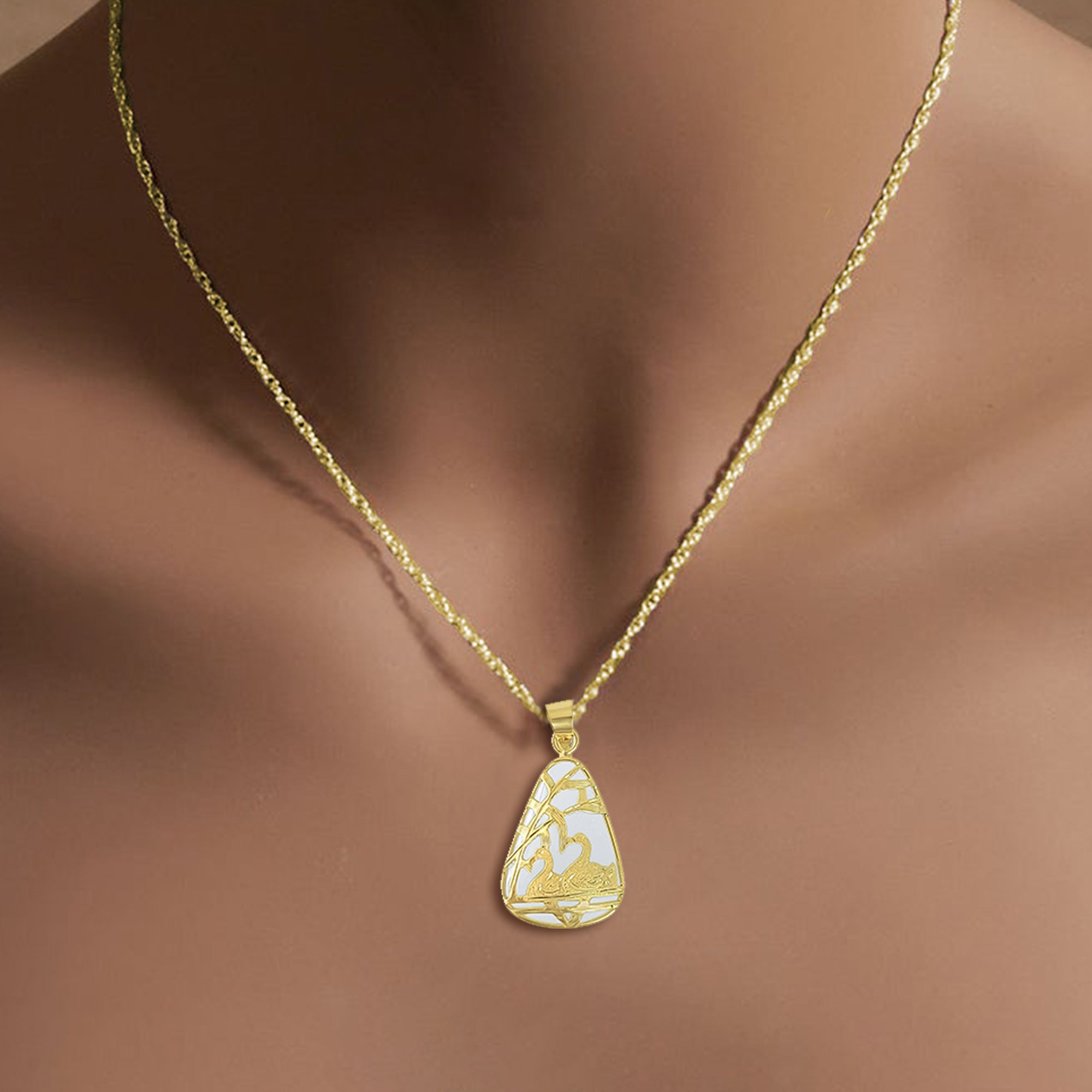 Collier triangulaire en jade avec motif cygne et or jaune 14 carats