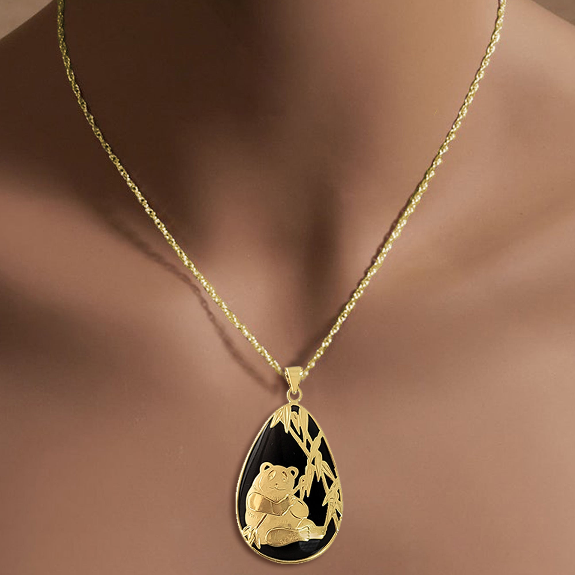 Collar de jade y cuarzo ahumado en forma de pera con diseño de panda en oro amarillo de 14 k