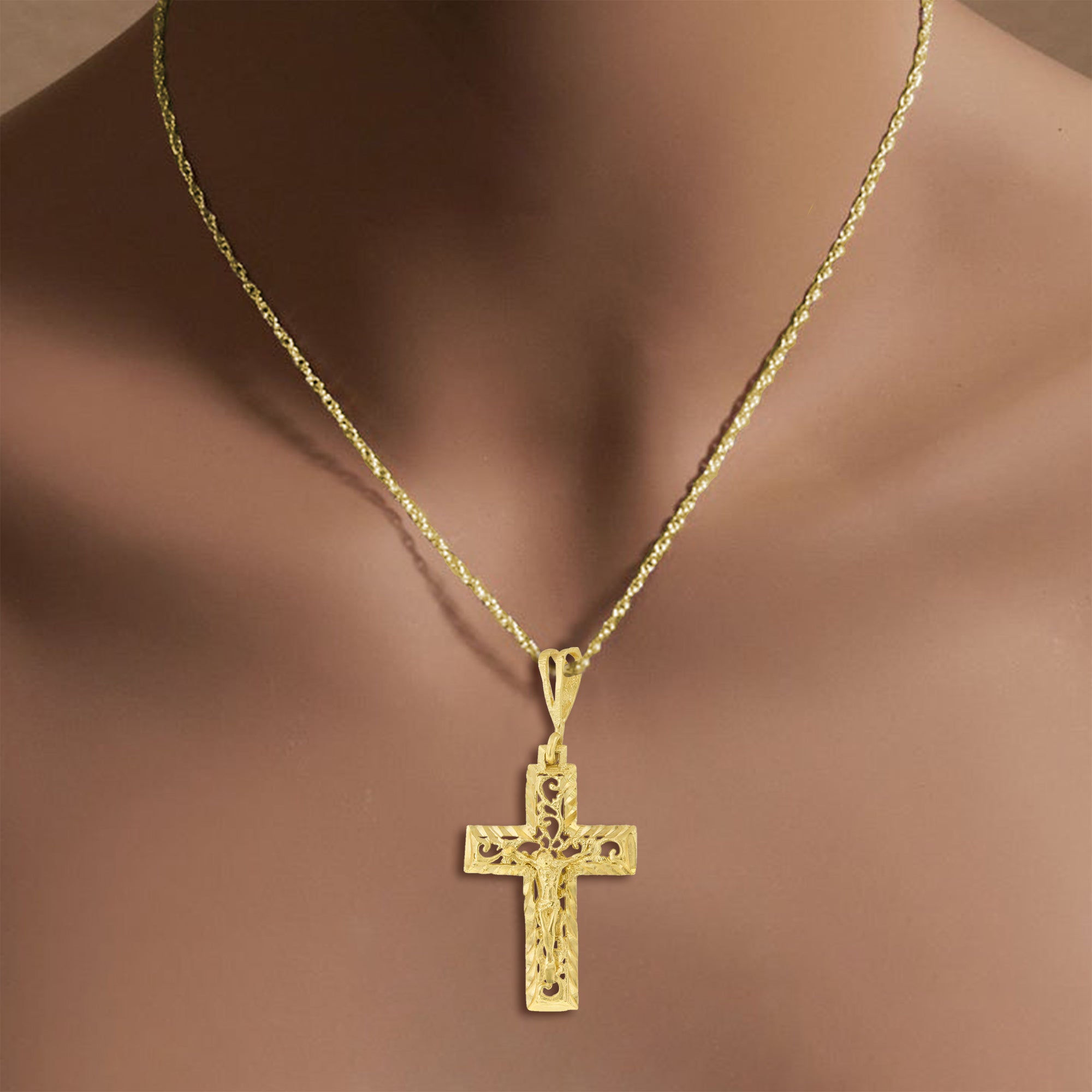 Grand Crucifix avec des coupes de diamants en or jaune 14 carats