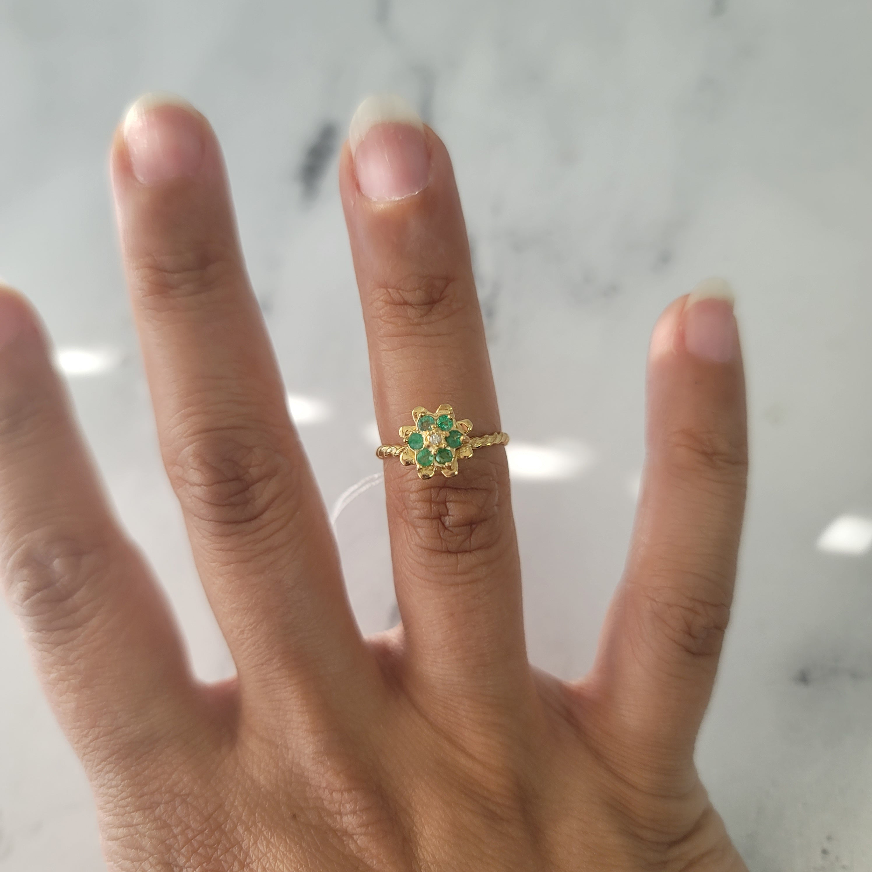 Anillo de oro amarillo de 14 k con tulipán y esmeralda