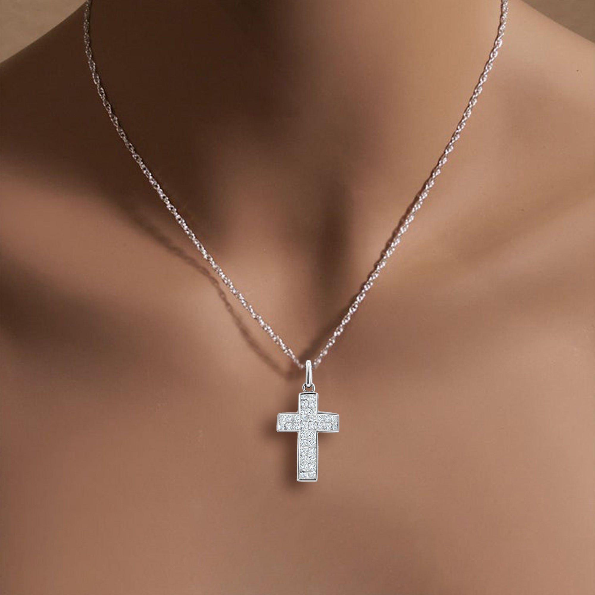 Pendentif croix en diamant taille princesse 1,07 ct en or blanc 14 carats