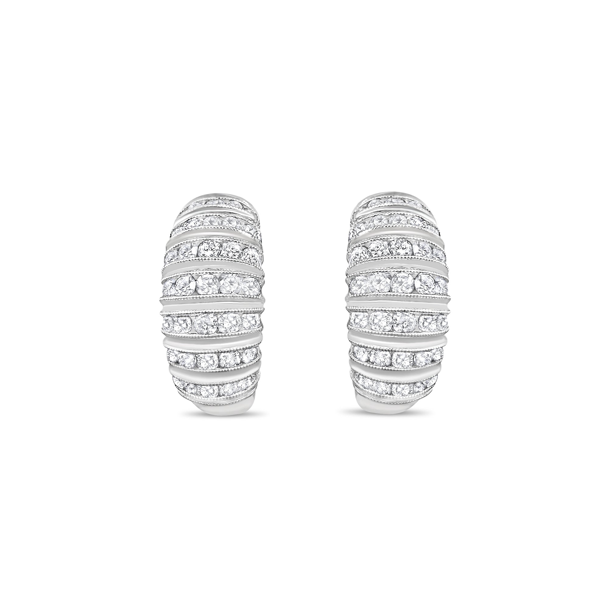 Pendientes Huggie con racimo de diamantes de 1,48 ct en oro blanco de 14 k