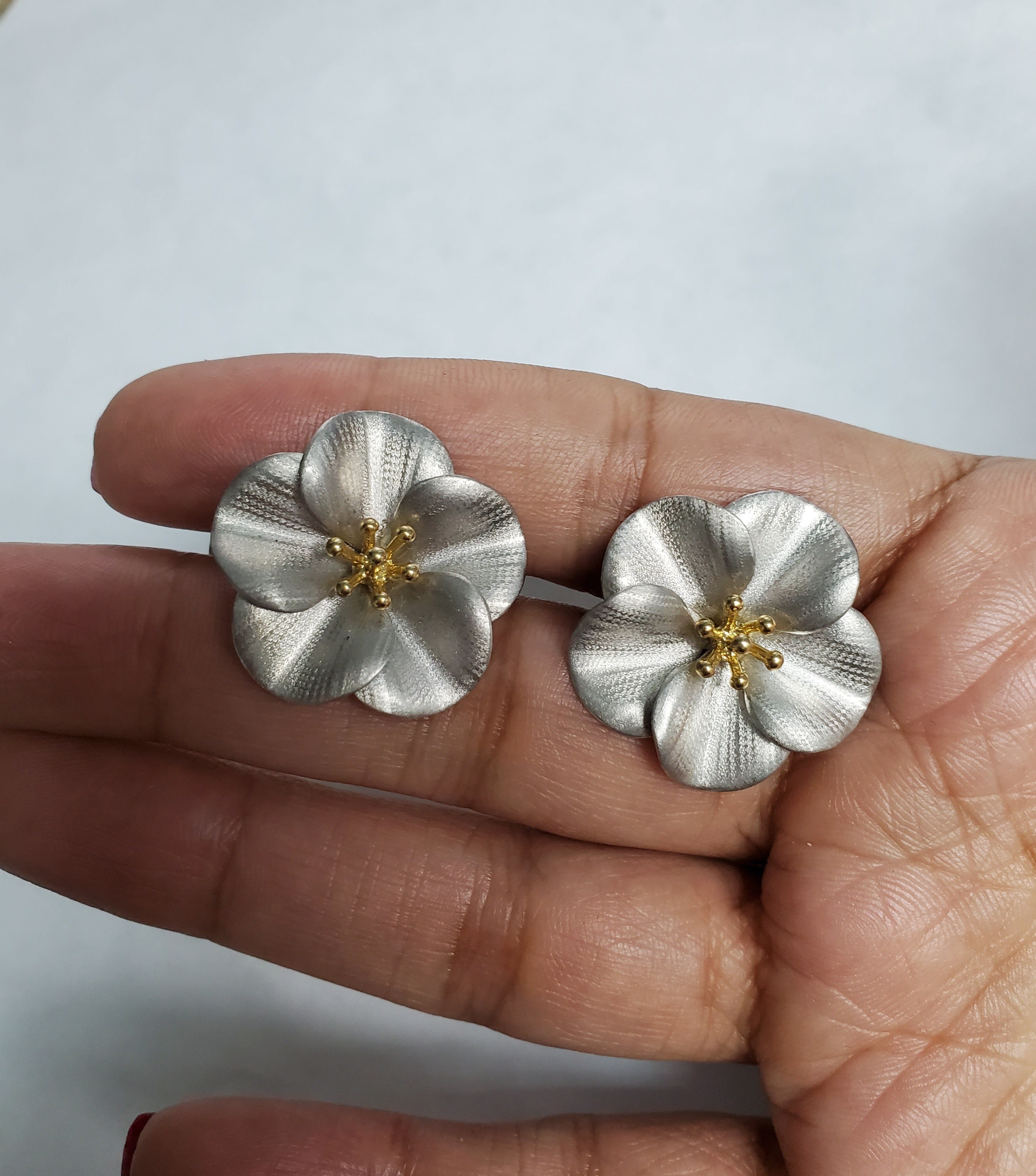 14k White Gold Flower Earrings