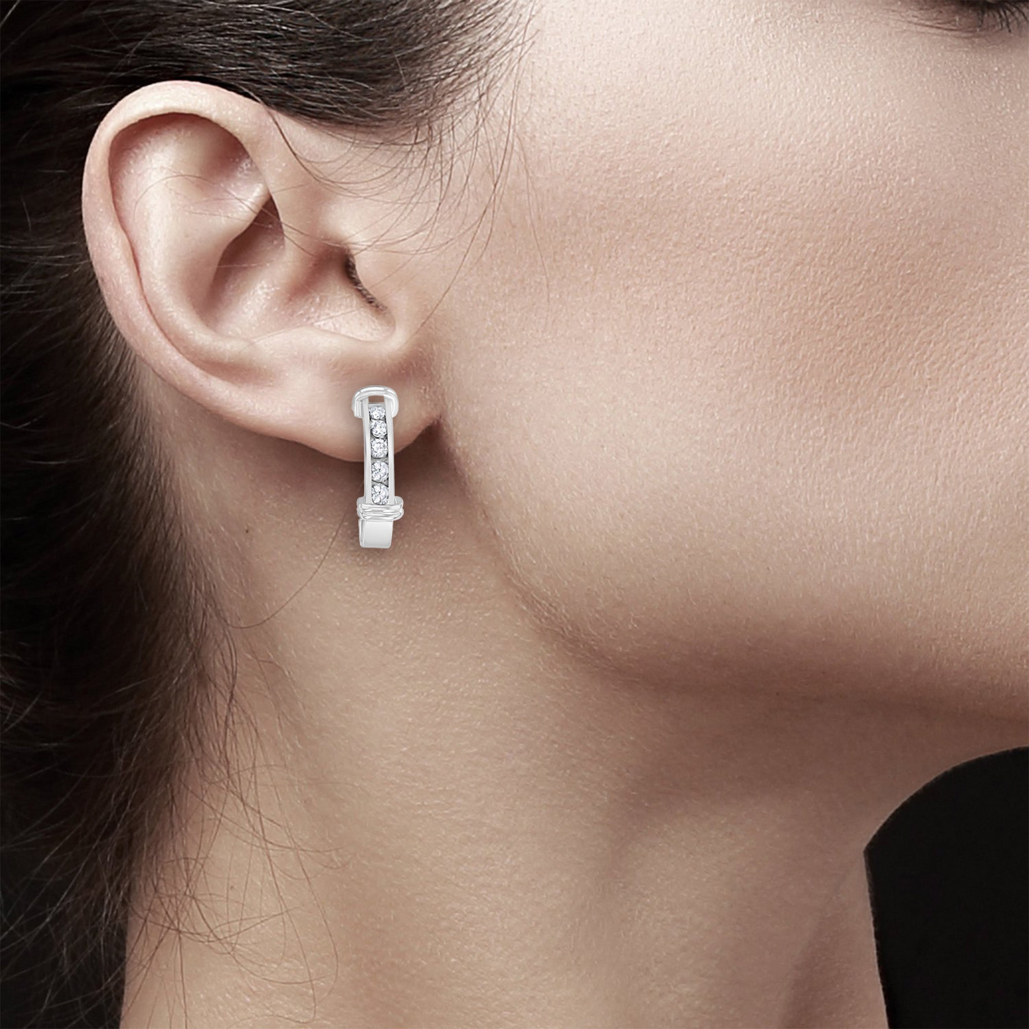 Boucles d'oreilles créoles ouvertes en or blanc 14 carats avec diamants de 0,50 ct