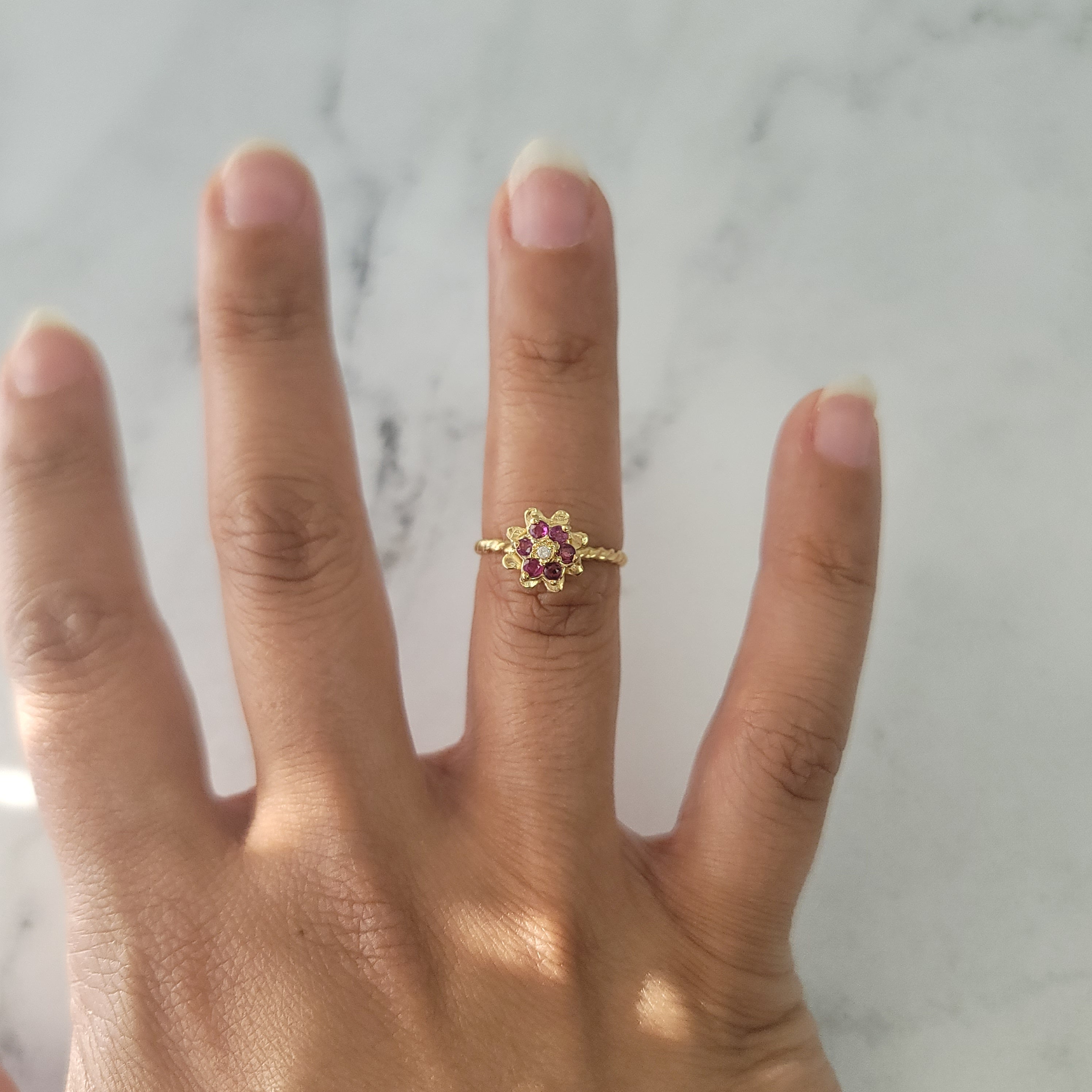 Anillo de oro amarillo de 14 k con flor de tulipán y rubí