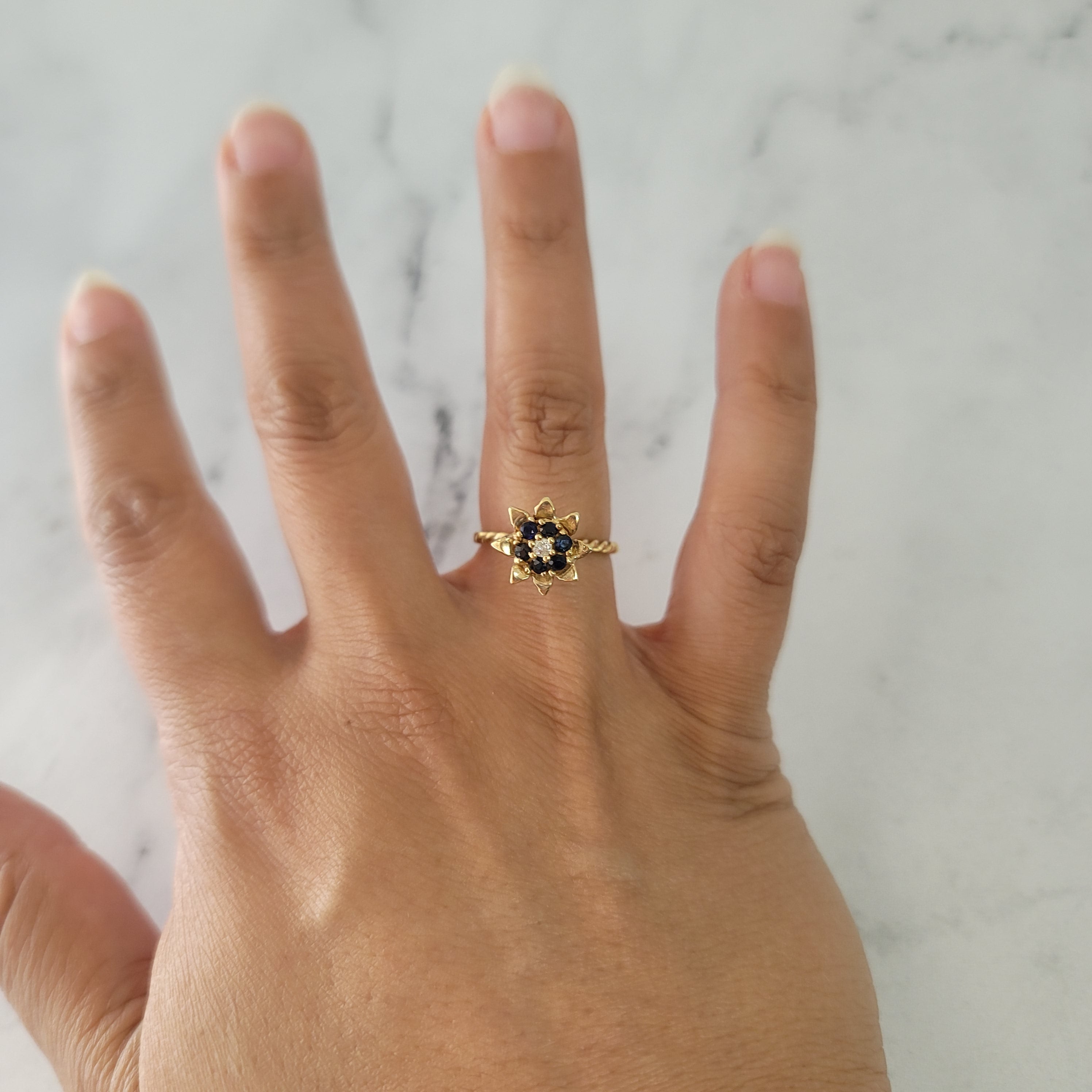 Anillo alto de oro amarillo de 14 k con tulipán y zafiro